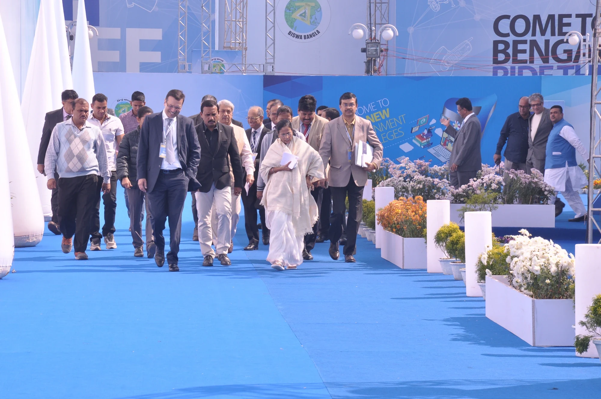 Chief Minister Mamata Banerjee walking with delegates at the Bengal Global Business Summit 2017