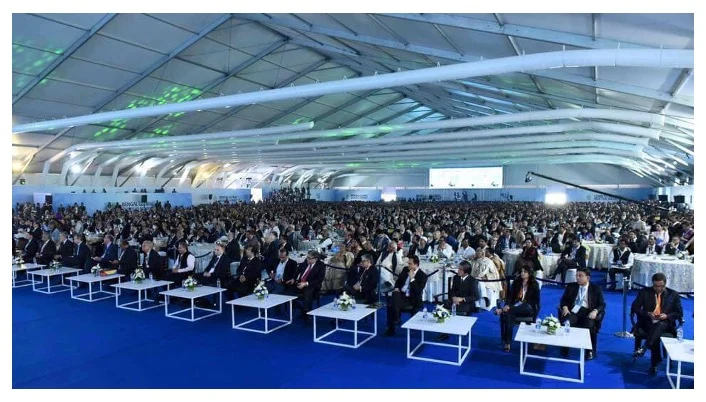 Thousands of business delegates in the main hangar at the Bengal Global Business Summit 2017