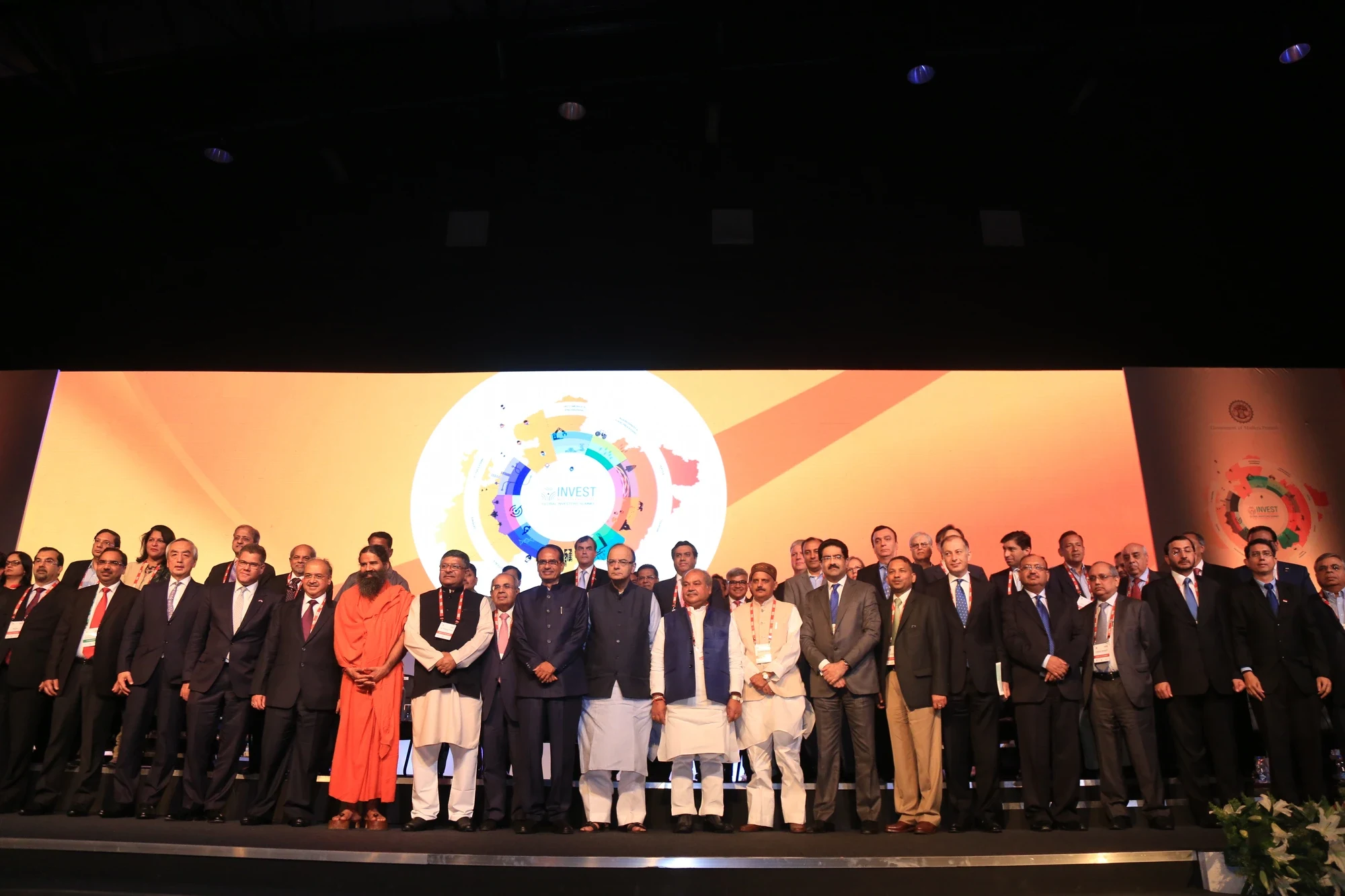 Dignitaries and global leaders group photograph at the Global Investors Summit