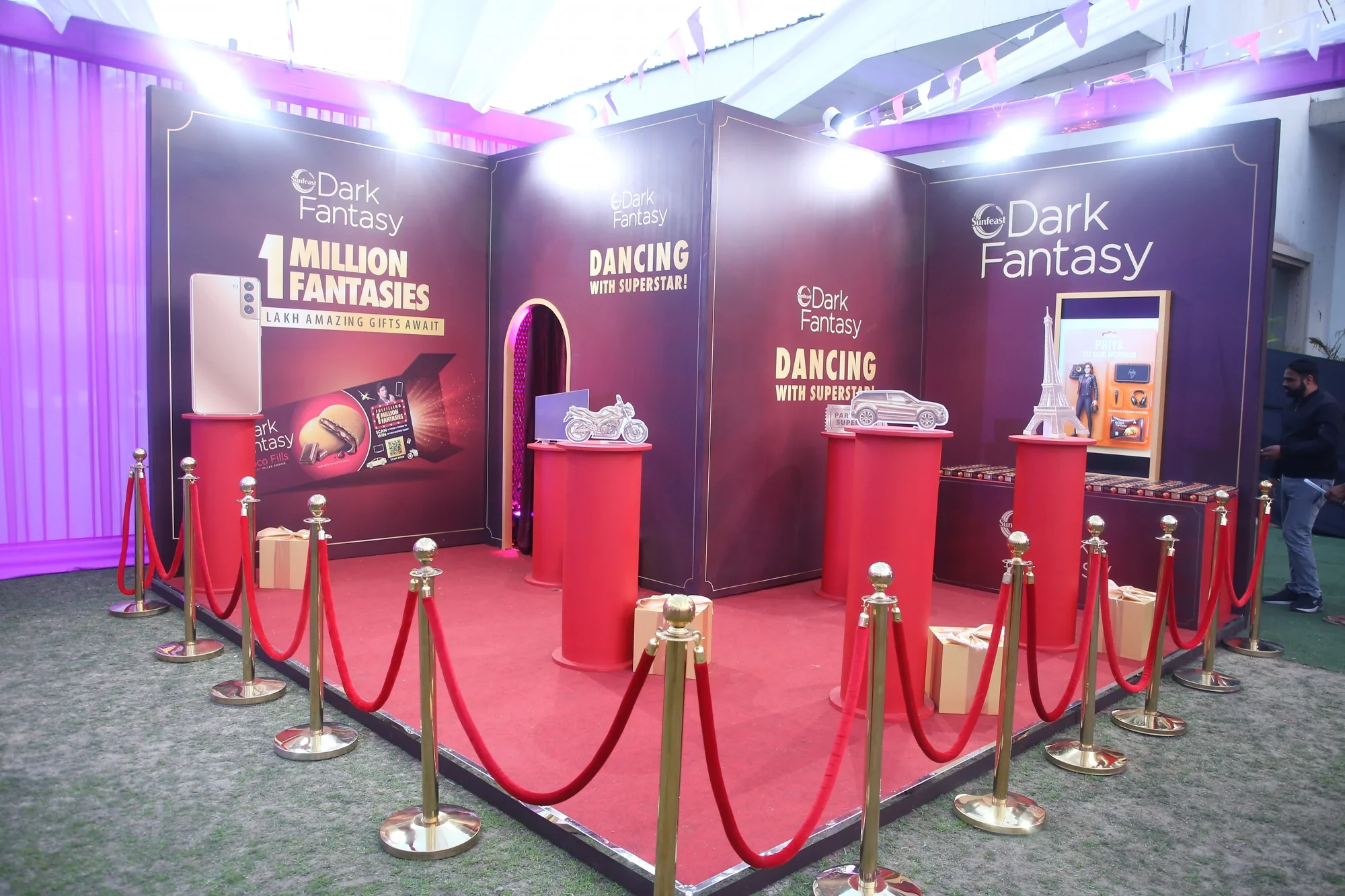 Sunfeast Dark Fantasy red-carpet gifting zone with prize pedestals and velvet ropes